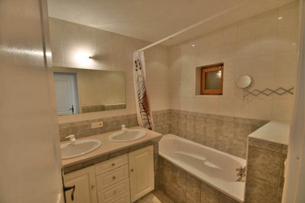 proche CHARLIEU - Maison rénovée - 158 m² - 6 pieces.