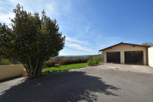 proche CHARLIEU - Maison rénovée - 158 m² - 6 pieces.