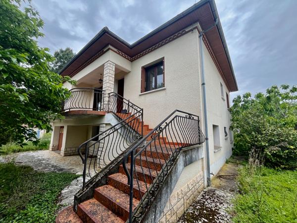 Maison à Villeneuve-sur-Lot, de 100m2 habitable sur un terrain de près de 700m2. la maison se compose 3 chambres, d'une pièce de vie salon-salle à manger de 31m2 et d'une cuisine de 16m2. Beau volume pour cette maison et sous sol total. Les plus de cette , Villeneuve sur lot