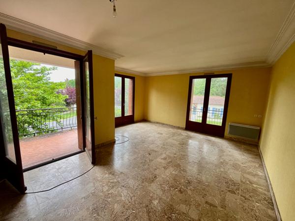 Maison à Villeneuve-sur-Lot, de 100m2 habitable sur un terrain de près de 700m2. la maison se compose 3 chambres, d'une pièce de vie salon-salle à manger de 31m2 et d'une cuisine de 16m2. Beau volume pour cette maison et sous sol total. Les plus de cette , Villeneuve sur lot