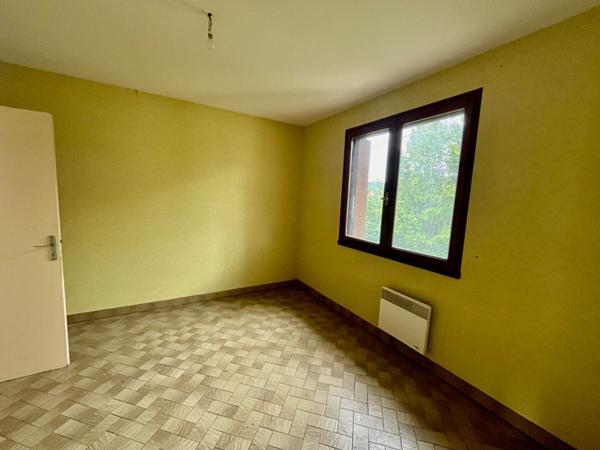 Maison à Villeneuve-sur-Lot, de 100m2 habitable sur un terrain de près de 700m2. la maison se compose 3 chambres, d'une pièce de vie salon-salle à manger de 31m2 et d'une cuisine de 16m2. Beau volume pour cette maison et sous sol total. Les plus de cette , Villeneuve sur lot