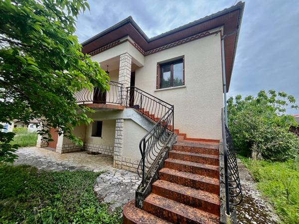 Maison à Villeneuve-sur-Lot, de 100m2 habitable sur un terrain de près de 700m2. la maison se compose 3 chambres, d'une pièce de vie salon-salle à manger de 31m2 et d'une cuisine de 16m2. Beau volume pour cette maison et sous sol total. Les plus de cette , Villeneuve sur lot