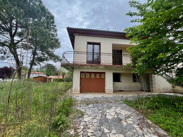 Maison à Villeneuve-sur-Lot, de 100m2 habitable sur un terrain de près de 700m2. la maison se compose 3 chambres, d'une pièce de vie salon-salle à manger de 31m2 et d'une cuisine de 16m2. Beau volume pour cette maison et sous sol total. Les plus de cette , Villeneuve sur lot