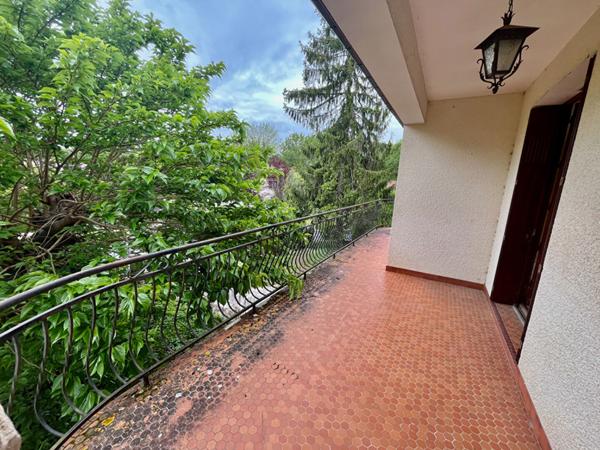 Maison à Villeneuve-sur-Lot, de 100m2 habitable sur un terrain de près de 700m2. la maison se compose 3 chambres, d'une pièce de vie salon-salle à manger de 31m2 et d'une cuisine de 16m2. Beau volume pour cette maison et sous sol total. Les plus de cette , Villeneuve sur lot