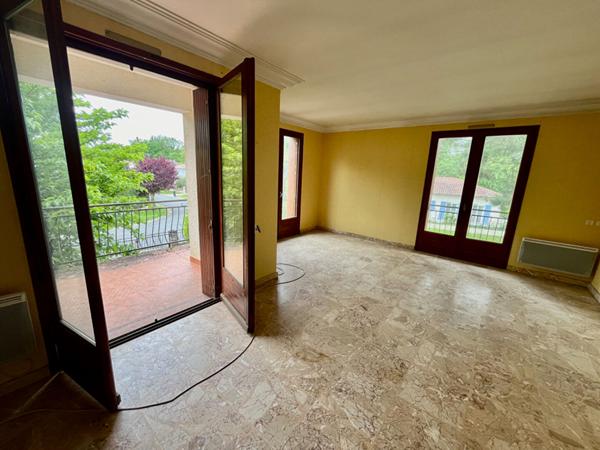 Maison à Villeneuve-sur-Lot, de 100m2 habitable sur un terrain de près de 700m2. la maison se compose 3 chambres, d'une pièce de vie salon-salle à manger de 31m2 et d'une cuisine de 16m2. Beau volume pour cette maison et sous sol total. Les plus de cette , Villeneuve sur lot
