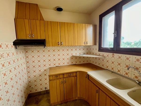 Maison à Villeneuve-sur-Lot, de 100m2 habitable sur un terrain de près de 700m2. la maison se compose 3 chambres, d'une pièce de vie salon-salle à manger de 31m2 et d'une cuisine de 16m2. Beau volume pour cette maison et sous sol total. Les plus de cette , Villeneuve sur lot