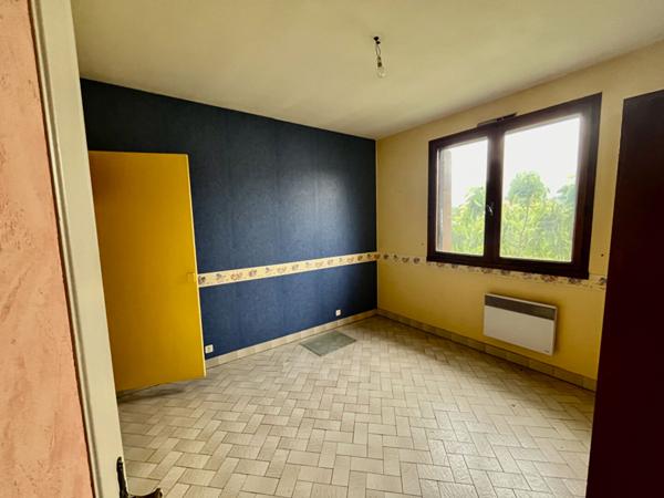 Maison à Villeneuve-sur-Lot, de 100m2 habitable sur un terrain de près de 700m2. la maison se compose 3 chambres, d'une pièce de vie salon-salle à manger de 31m2 et d'une cuisine de 16m2. Beau volume pour cette maison et sous sol total. Les plus de cette , Villeneuve sur lot