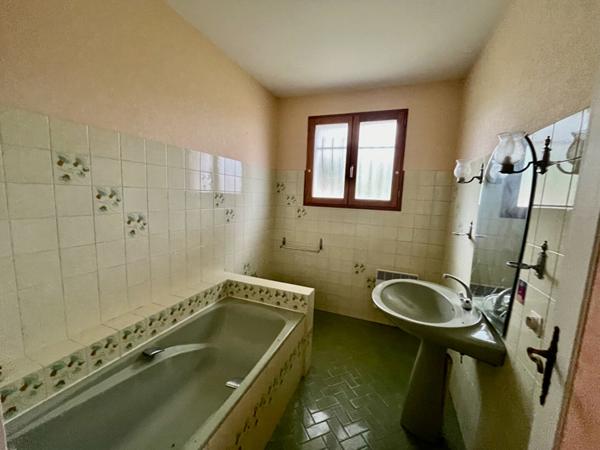 Maison à Villeneuve-sur-Lot, de 100m2 habitable sur un terrain de près de 700m2. la maison se compose 3 chambres, d'une pièce de vie salon-salle à manger de 31m2 et d'une cuisine de 16m2. Beau volume pour cette maison et sous sol total. Les plus de cette , Villeneuve sur lot