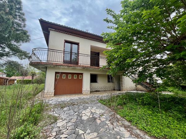 Maison à Villeneuve-sur-Lot, de 100m2 habitable sur un terrain de près de 700m2. la maison se compose 3 chambres, d'une pièce de vie salon-salle à manger de 31m2 et d'une cuisine de 16m2. Beau volume pour cette maison et sous sol total. Les plus de cette , Villeneuve sur lot