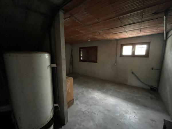 Maison à Villeneuve-sur-Lot, de 100m2 habitable sur un terrain de près de 700m2. la maison se compose 3 chambres, d'une pièce de vie salon-salle à manger de 31m2 et d'une cuisine de 16m2. Beau volume pour cette maison et sous sol total. Les plus de cette , Villeneuve sur lot