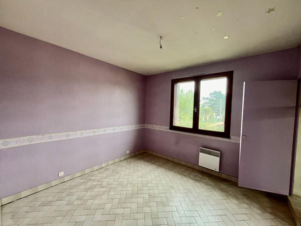 Maison à Villeneuve-sur-Lot, de 100m2 habitable sur un terrain de près de 700m2. la maison se compose 3 chambres, d'une pièce de vie salon-salle à manger de 31m2 et d'une cuisine de 16m2. Beau volume pour cette maison et sous sol total. Les plus de cette , Villeneuve sur lot