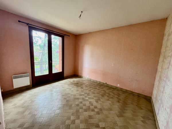 Maison à Villeneuve-sur-Lot, de 100m2 habitable sur un terrain de près de 700m2. la maison se compose 3 chambres, d'une pièce de vie salon-salle à manger de 31m2 et d'une cuisine de 16m2. Beau volume pour cette maison et sous sol total. Les plus de cette , Villeneuve sur lot