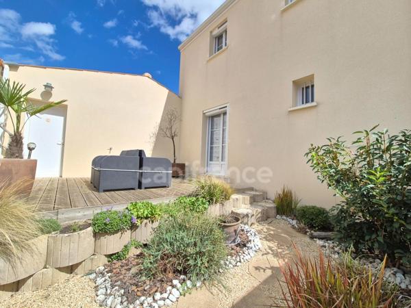 Maison à vendre 4 pièces SAINT GEORGES DE DIDONNE (17) - Terrasses -garage