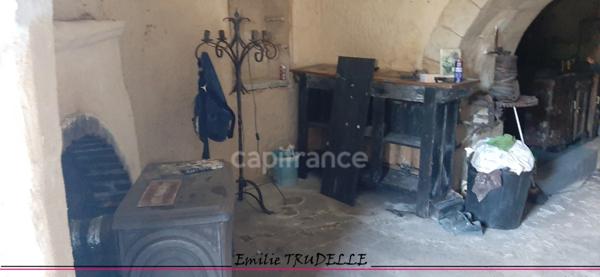 à vendre LA CHARTRE SUR LE LOIR (72) Cave Authentique de 80 m² dans la Roche sans terrain