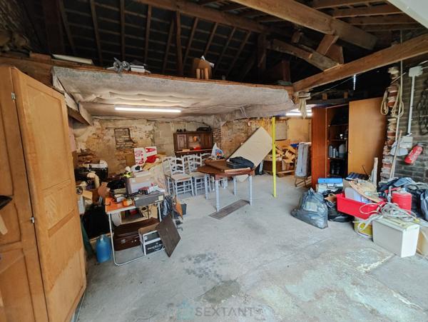 Dans petite ville, proche tous commerces,  agréable maison de ville avec cour