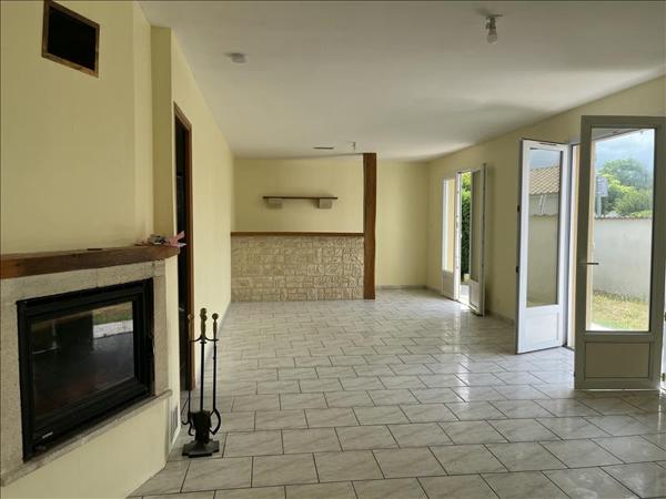 Maison à louer 880 € CC BUSSAC FORET 4 p 106 m² DPE C