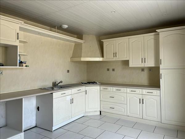 Maison à louer 880 € CC BUSSAC FORET 4 p 106 m² DPE C
