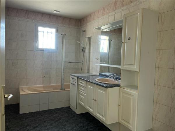Maison à louer 880 € CC BUSSAC FORET 4 p 106 m² DPE C