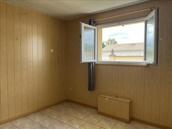 Maison à louer 880 € CC BUSSAC FORET 4 p 106 m² DPE C
