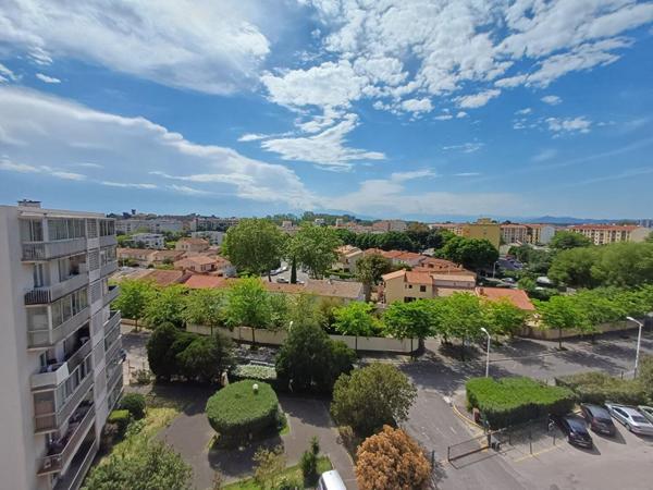 Grand T2 rénové dernier étage-vue dégagée Canigou- ascenseur, cave et parking, quartier des fleurs