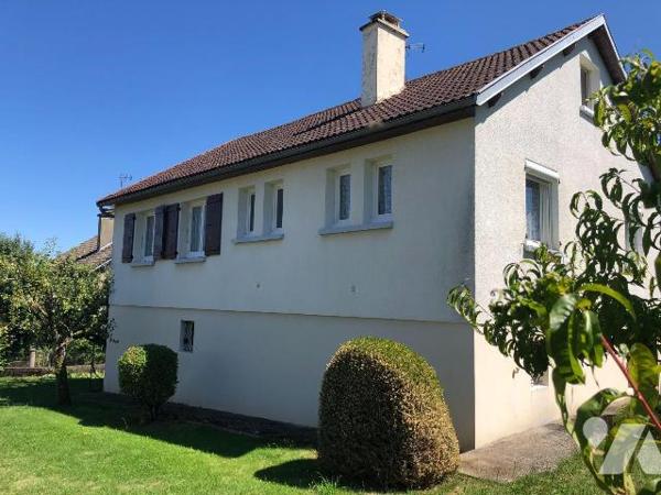 A vendre à Mauriac, en plein coeur du centre-ville mais dans un quartier résidentiel calme et v...