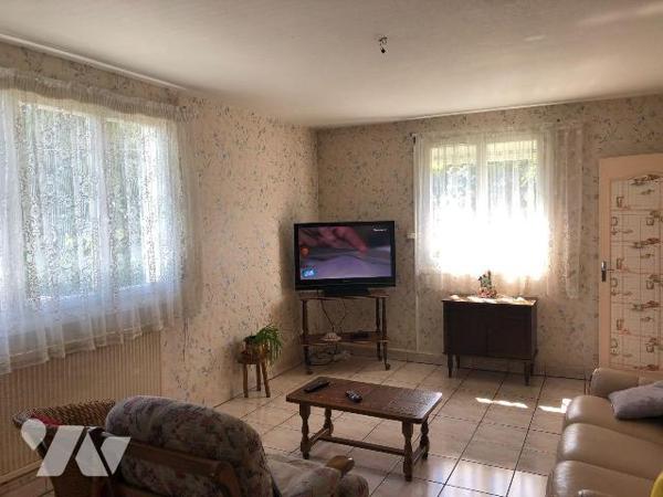 A vendre à Mauriac, en plein coeur du centre-ville mais dans un quartier résidentiel calme et v...