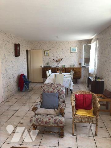 A vendre à Mauriac, en plein coeur du centre-ville mais dans un quartier résidentiel calme et v...