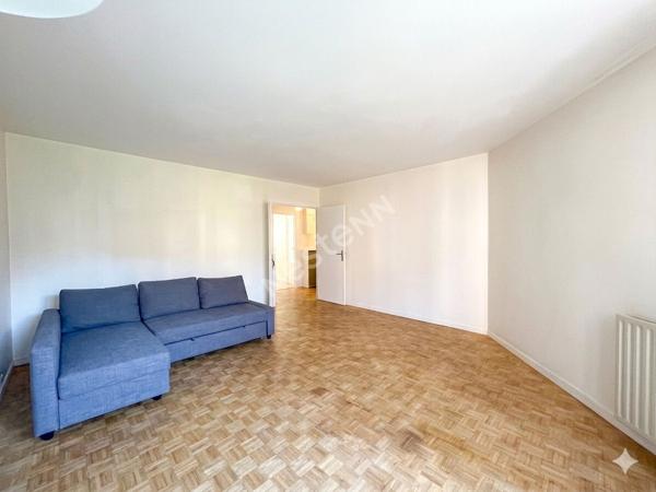 PUTEAUX Grand appartement 2 pièces traversant avec parking- Beau potentiel, à rafraichir