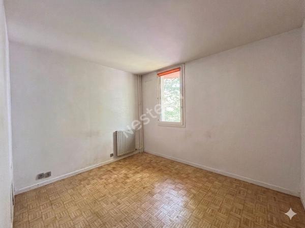 PUTEAUX Grand appartement 2 pièces traversant avec parking- Beau potentiel, à rafraichir