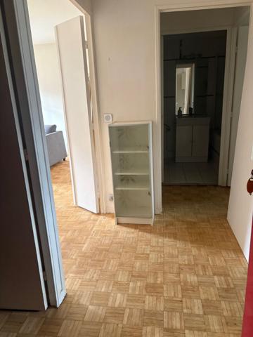 PUTEAUX Grand appartement 2 pièces traversant avec parking- Beau potentiel, à rafraichir
