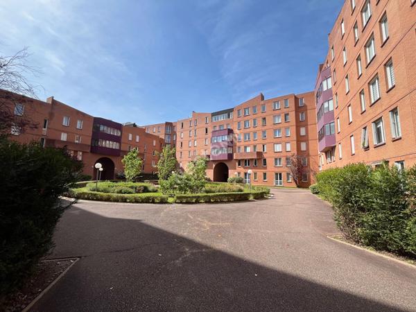 PUTEAUX Grand appartement 2 pièces traversant avec parking- Beau potentiel, à rafraichir