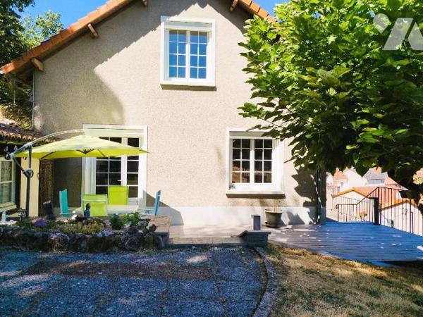 Au coeur du centre ville de Chauvigny, Belle maison offrant: une entrée, une cuisine aménagée e...