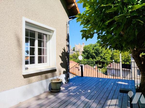 Au coeur du centre ville de Chauvigny, Belle maison offrant: une entrée, une cuisine aménagée e...