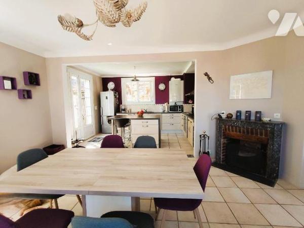 Au coeur du centre ville de Chauvigny, Belle maison offrant: une entrée, une cuisine aménagée e...