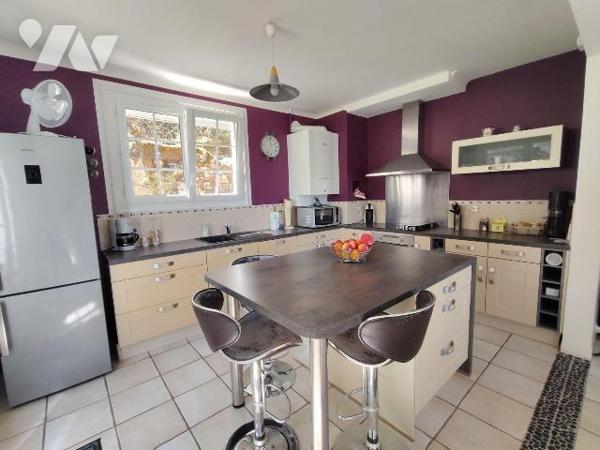 Au coeur du centre ville de Chauvigny, Belle maison offrant: une entrée, une cuisine aménagée e...