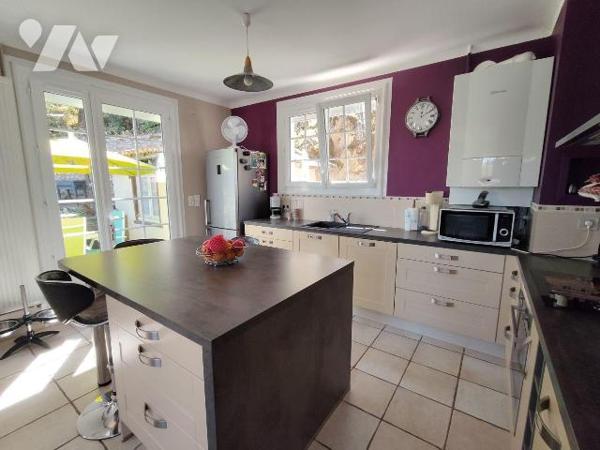 Au coeur du centre ville de Chauvigny, Belle maison offrant: une entrée, une cuisine aménagée e...