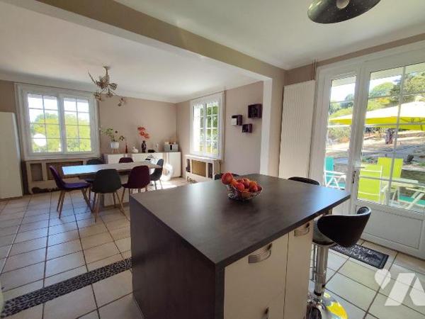 Au coeur du centre ville de Chauvigny, Belle maison offrant: une entrée, une cuisine aménagée e...