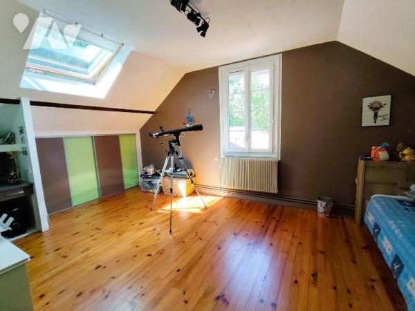 Au coeur du centre ville de Chauvigny, Belle maison offrant: une entrée, une cuisine aménagée e...