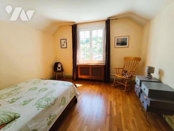 Au coeur du centre ville de Chauvigny, Belle maison offrant: une entrée, une cuisine aménagée e...