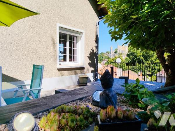 Au coeur du centre ville de Chauvigny, Belle maison offrant: une entrée, une cuisine aménagée e...
