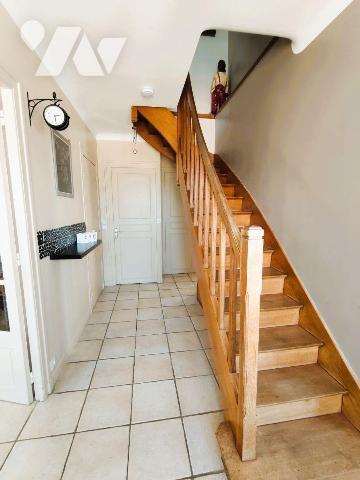 Au coeur du centre ville de Chauvigny, Belle maison offrant: une entrée, une cuisine aménagée e...
