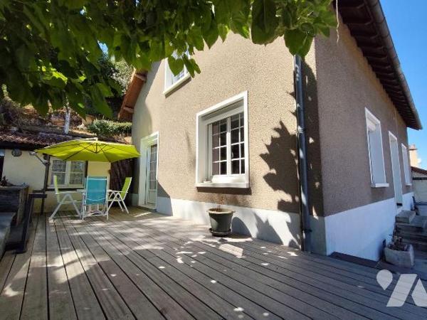 Au coeur du centre ville de Chauvigny, Belle maison offrant: une entrée, une cuisine aménagée e...