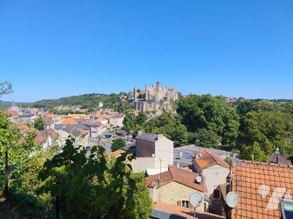 Au coeur du centre ville de Chauvigny, Belle maison offrant: une entrée, une cuisine aménagée e...