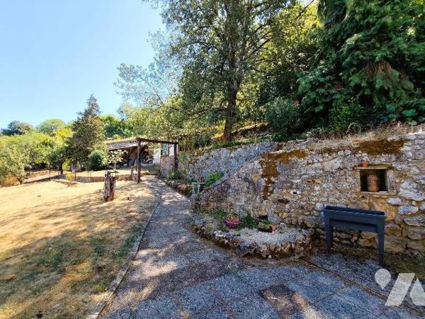 Au coeur du centre ville de Chauvigny, Belle maison offrant: une entrée, une cuisine aménagée e...