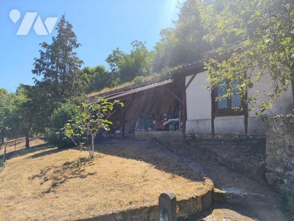 Au coeur du centre ville de Chauvigny, Belle maison offrant: une entrée, une cuisine aménagée e...