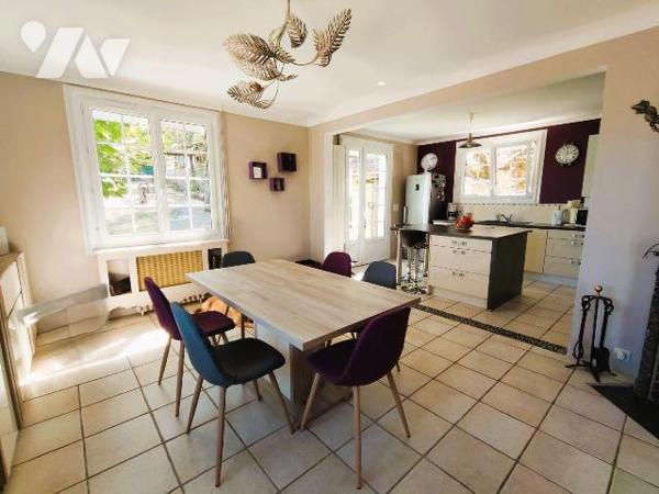 Au coeur du centre ville de Chauvigny, Belle maison offrant: une entrée, une cuisine aménagée e...