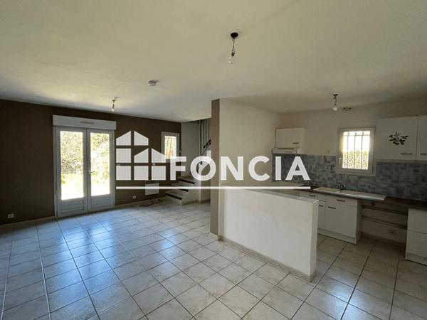 Location Appartement 3 pièces 70 m² - 189 CHEMIN COSTE CANET Bellegarde 30127