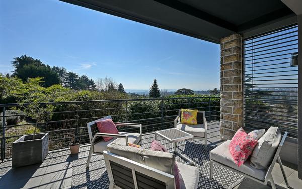 SAINT-CYR-AU-MONT-D’OR — MAISON FAMILIALE RÉNOVÉE, VUE EXCEPTIONNELLE & PISCINE — À PIED DU VILLAGE