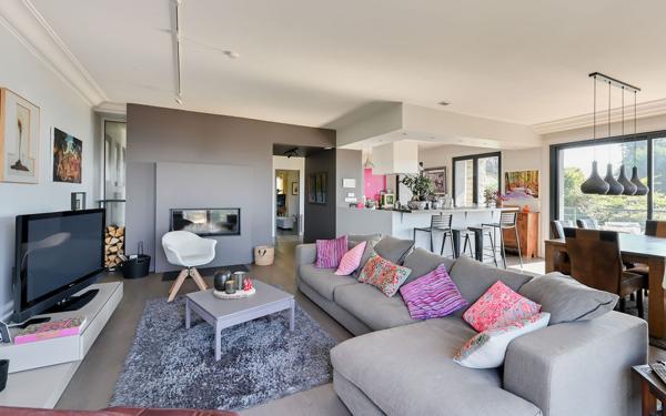 SAINT-CYR-AU-MONT-D’OR — MAISON FAMILIALE RÉNOVÉE, VUE EXCEPTIONNELLE & PISCINE — À PIED DU VILLAGE