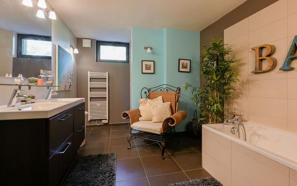 SAINT-CYR-AU-MONT-D’OR — MAISON FAMILIALE RÉNOVÉE, VUE EXCEPTIONNELLE & PISCINE — À PIED DU VILLAGE